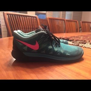 Nike Free women’s tennis shoes